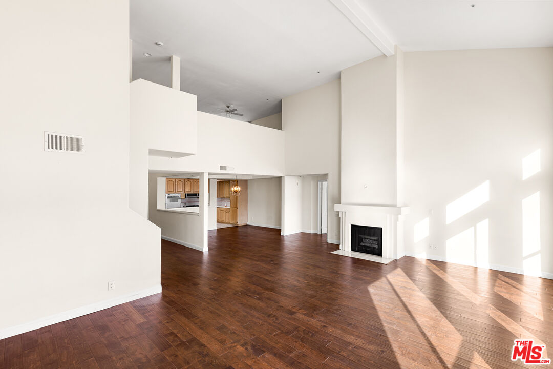 5224 Zelzah Ave Unit: 303