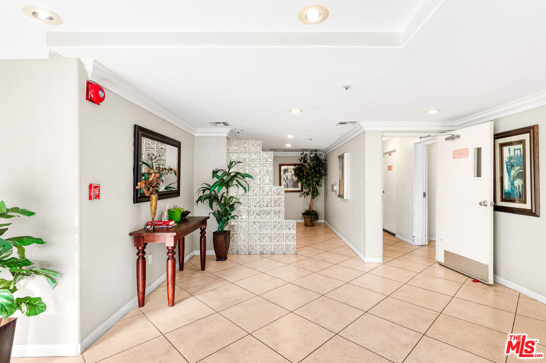 5224 Zelzah Ave Unit: 303