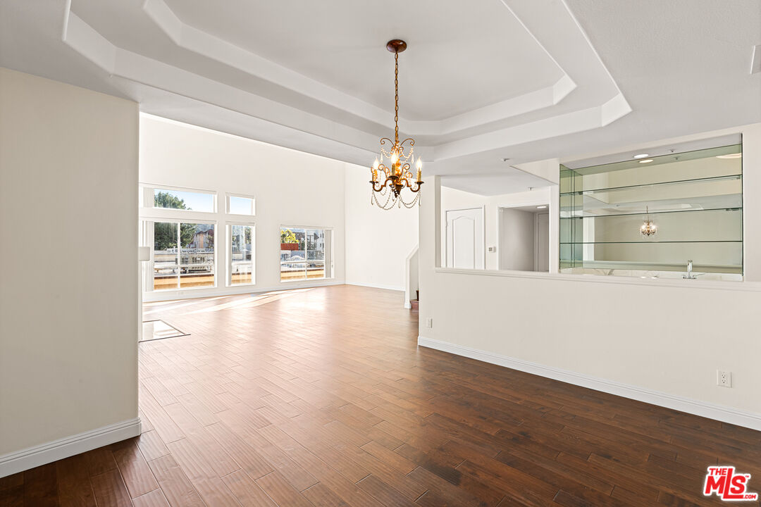 5224 Zelzah Ave Unit: 303