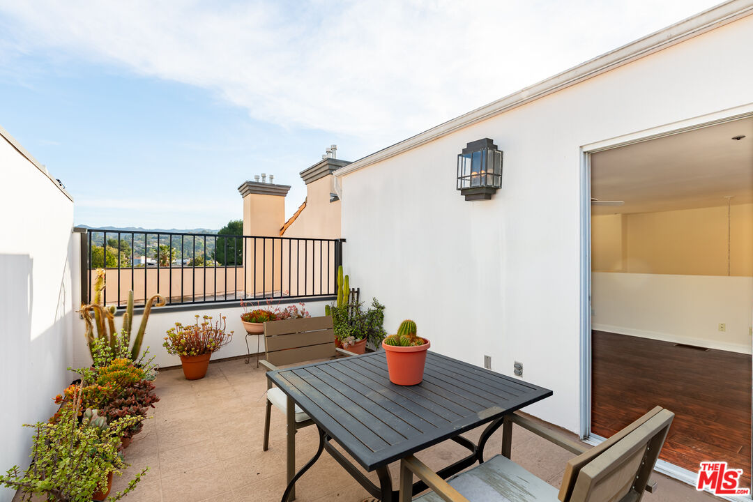 5224 Zelzah Ave Unit: 303