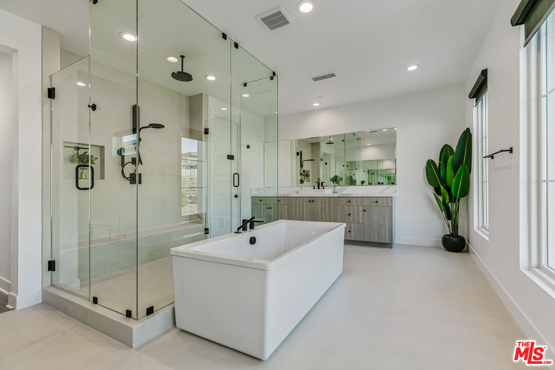 11811 N Greenwood Dr