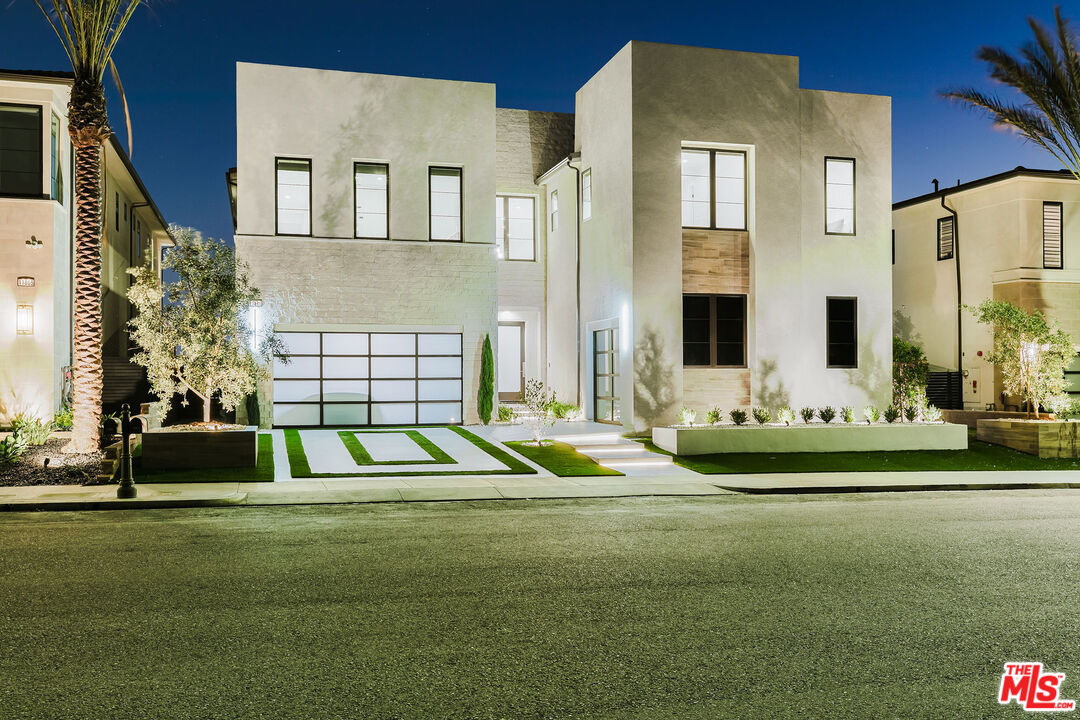 11811 N Greenwood Dr