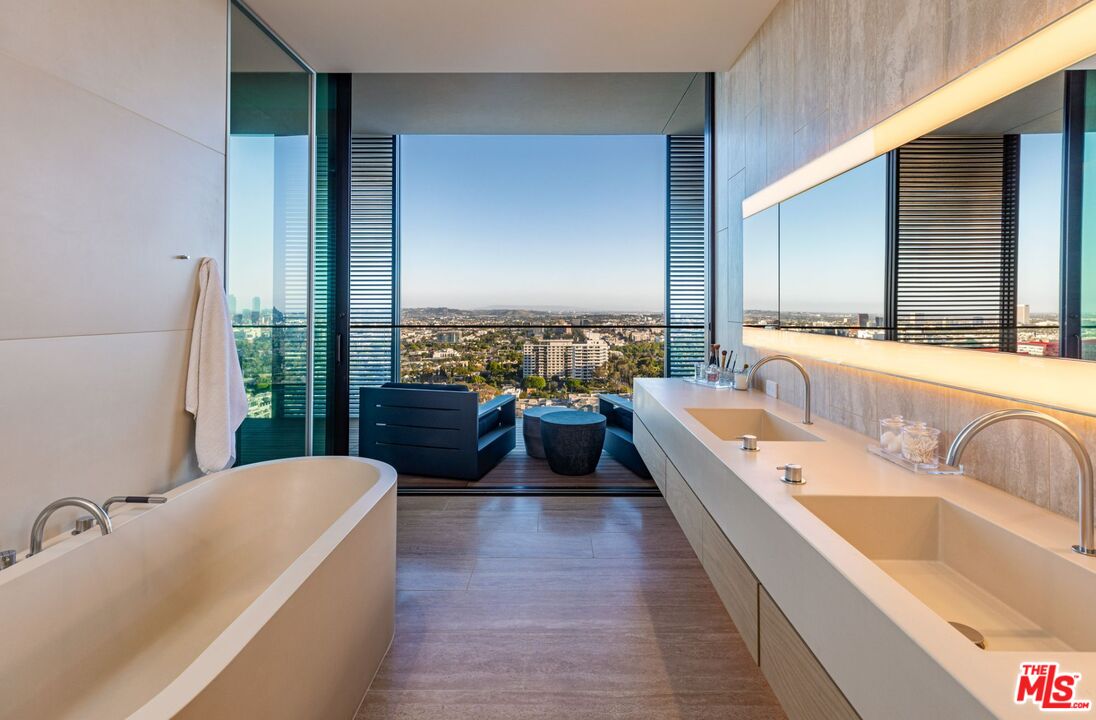 9040 W Sunset BLVD Unit: PHB