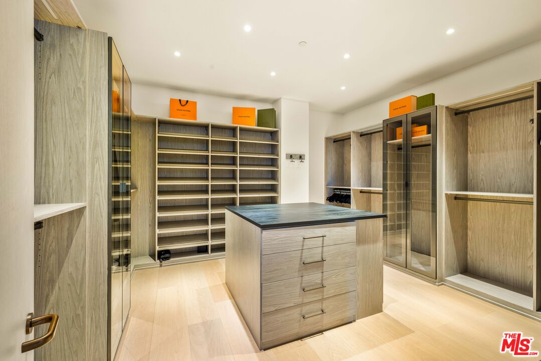 9040 W Sunset BLVD Unit: PHB