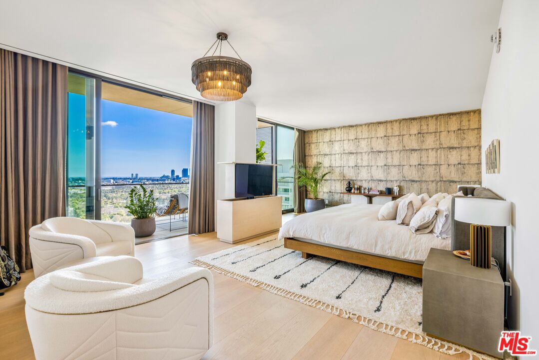 9040 W Sunset BLVD Unit: PHB
