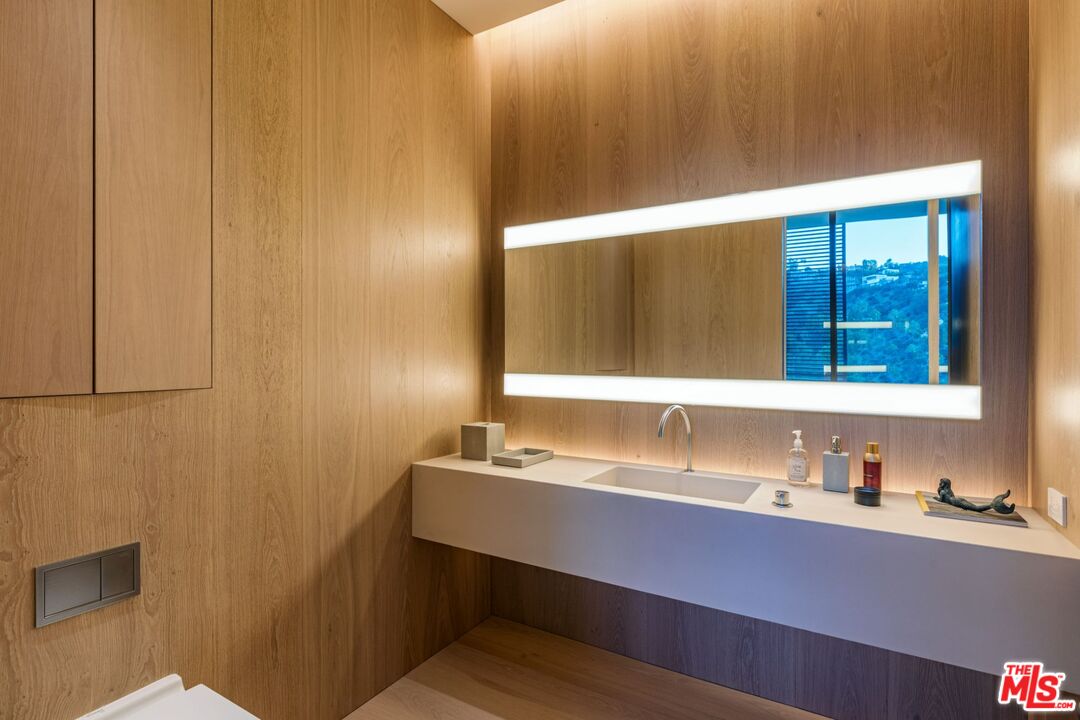 9040 W Sunset BLVD Unit: PHB