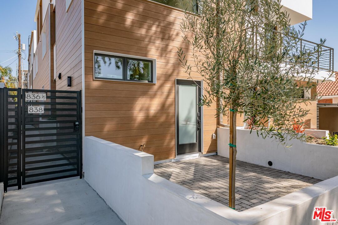 836 N Mccadden Pl