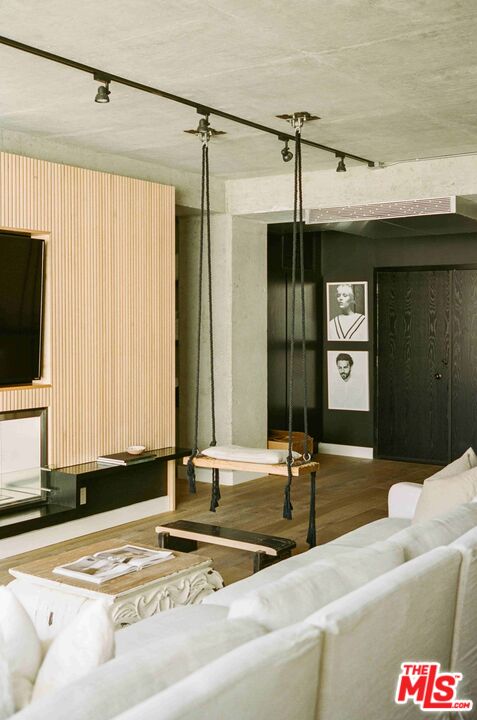 818 N Doheny Dr Unit: 1103