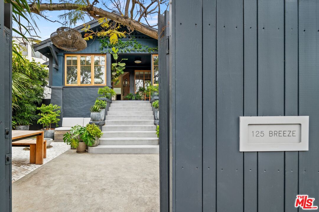 125 Breeze Ave