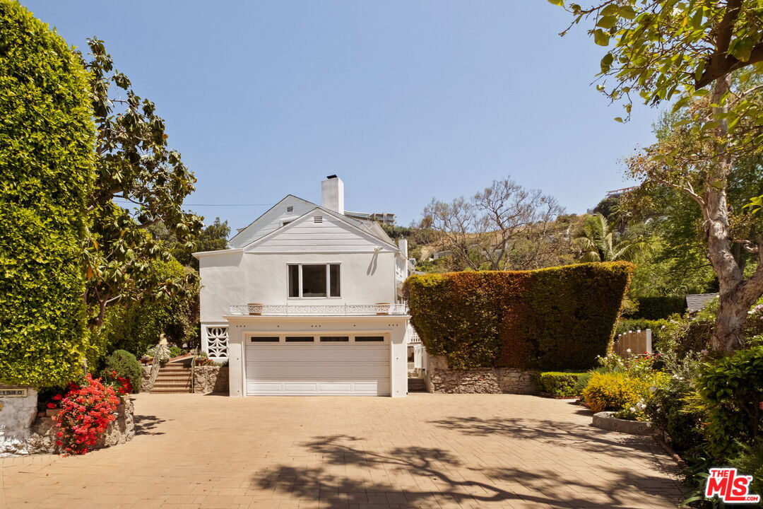 1540 Sunset Plaza Dr