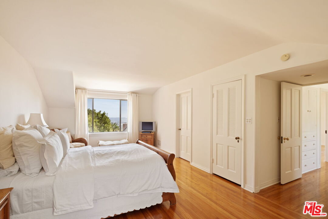 1540 Sunset Plaza Dr