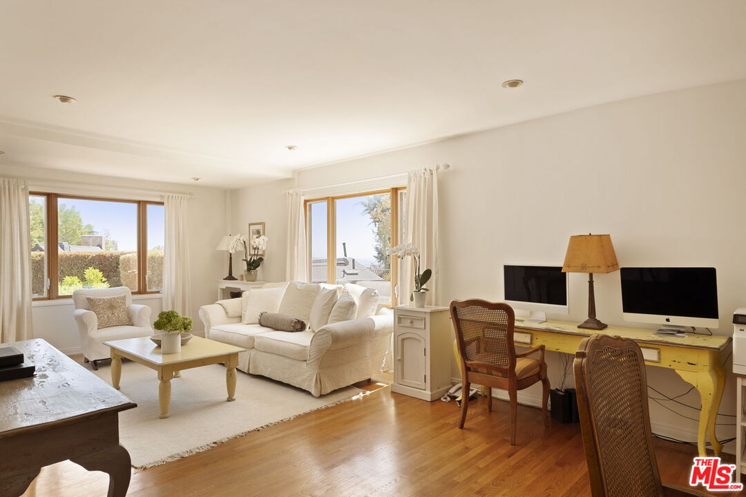 1540 Sunset Plaza Dr