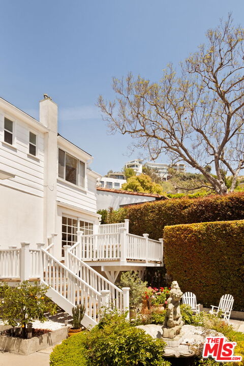 1540 Sunset Plaza Dr