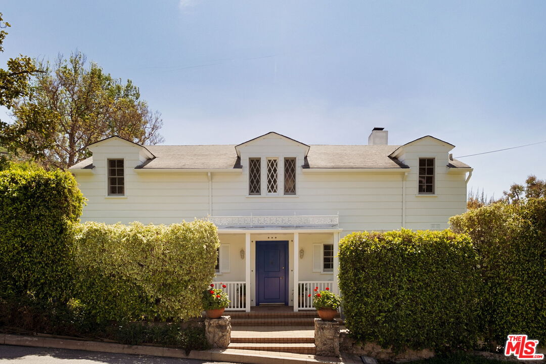 1540 Sunset Plaza Dr