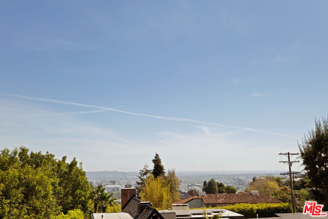 1540 Sunset Plaza Dr