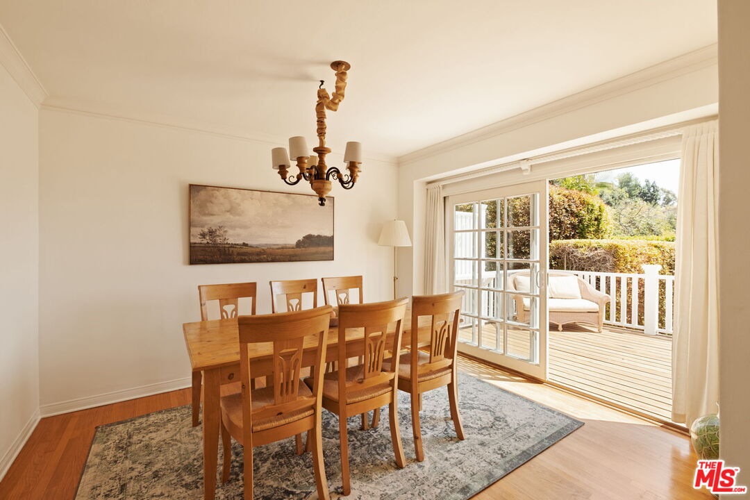 1540 Sunset Plaza Dr