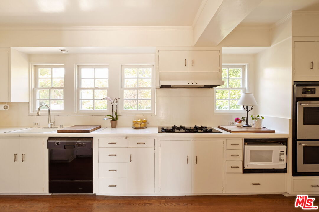 1540 Sunset Plaza Dr