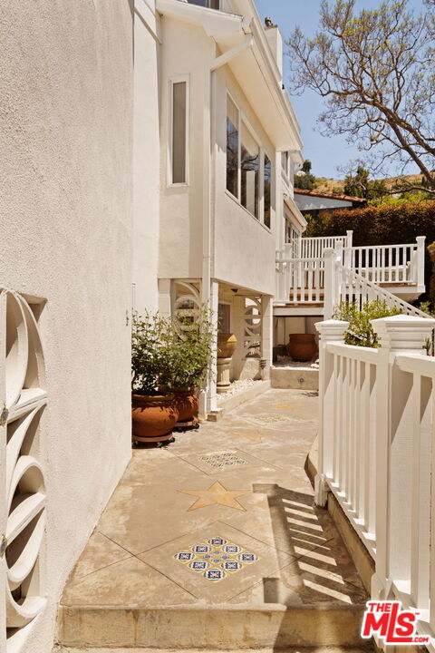 1540 Sunset Plaza Dr