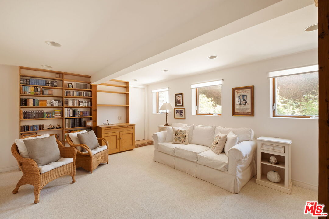 1540 Sunset Plaza Dr