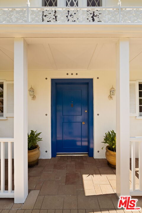 1540 Sunset Plaza Dr