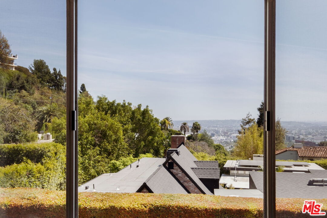 1540 Sunset Plaza Dr