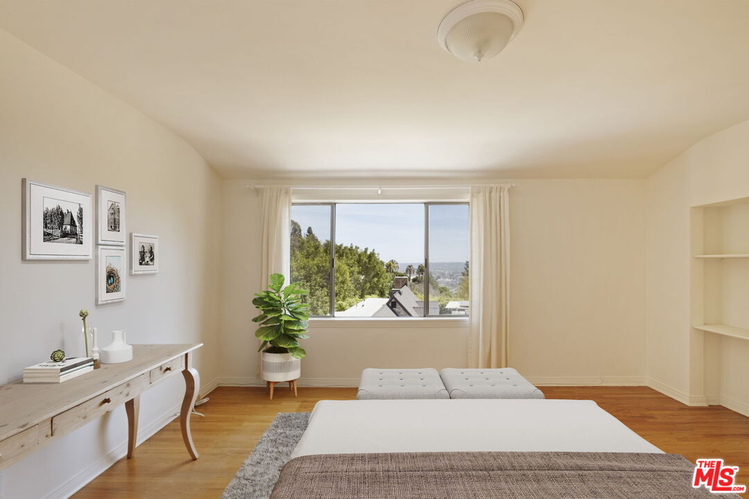 1540 Sunset Plaza Dr