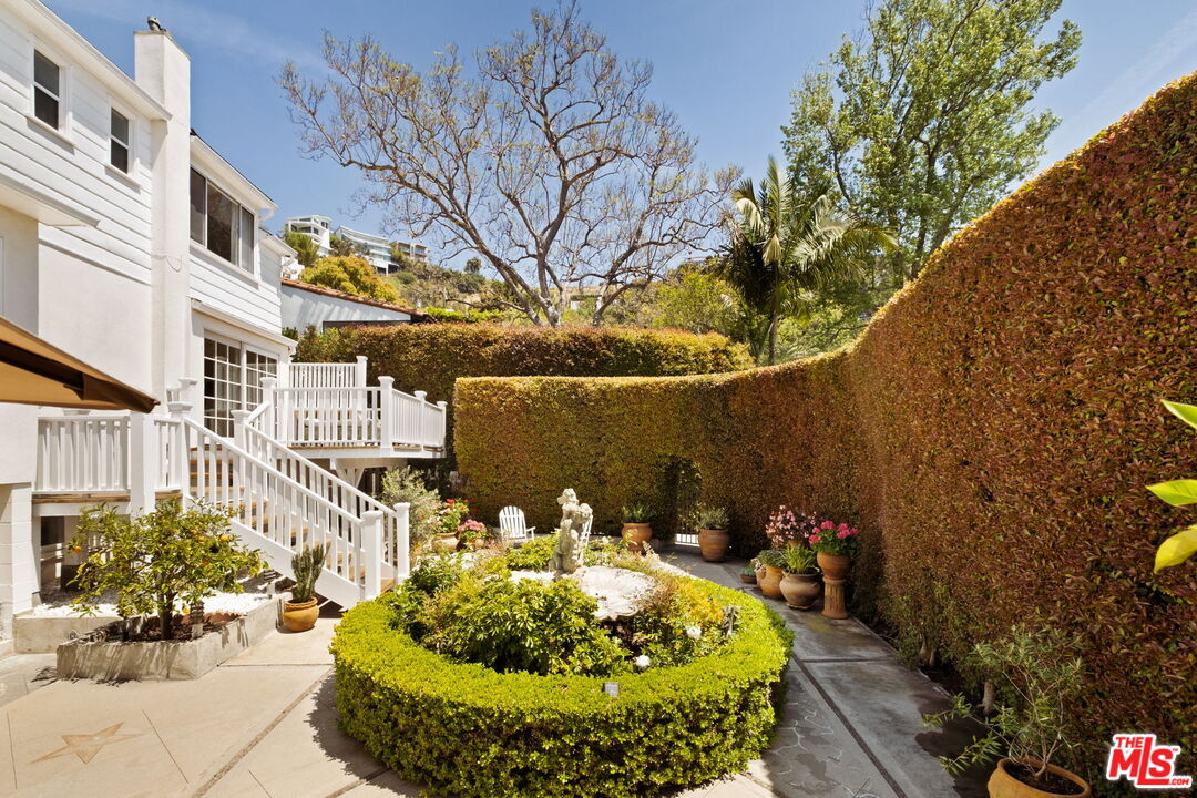 1540 Sunset Plaza Dr