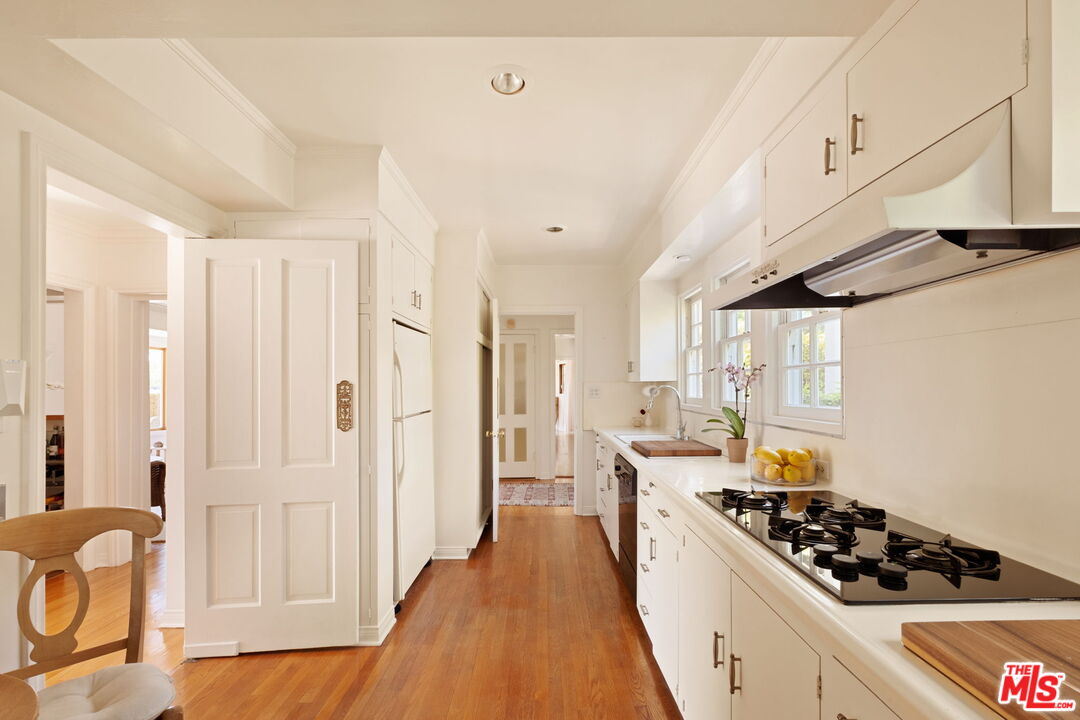 1540 Sunset Plaza Dr