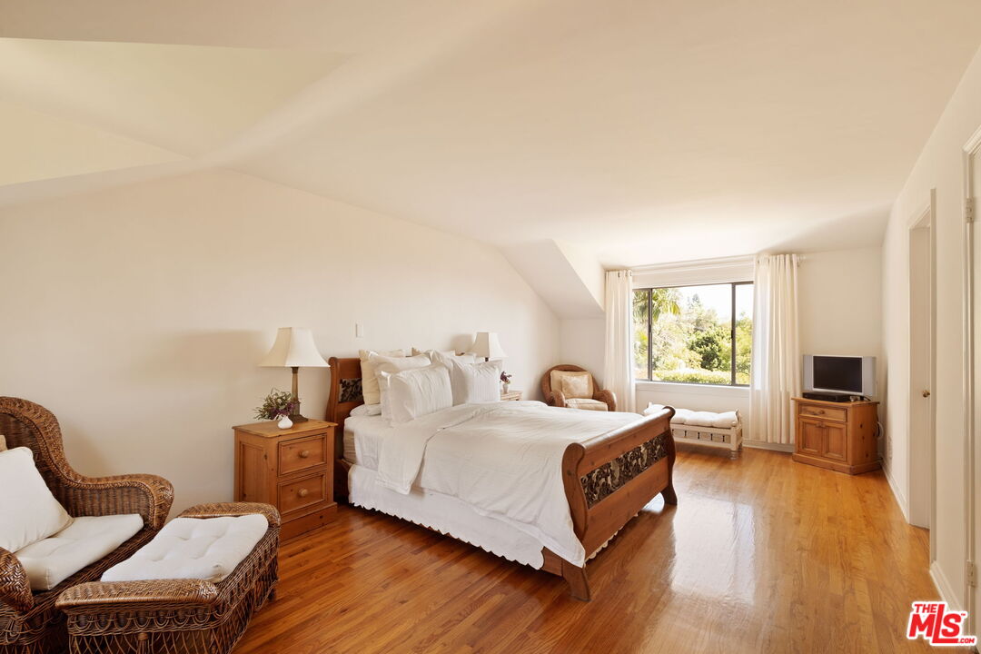 1540 Sunset Plaza Dr