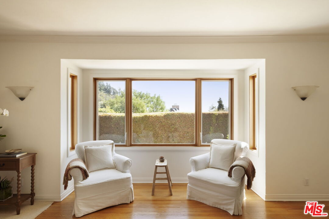 1540 Sunset Plaza Dr