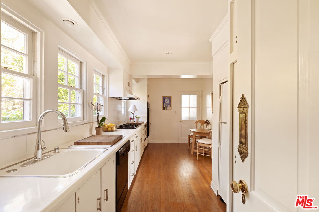 1540 Sunset Plaza Dr