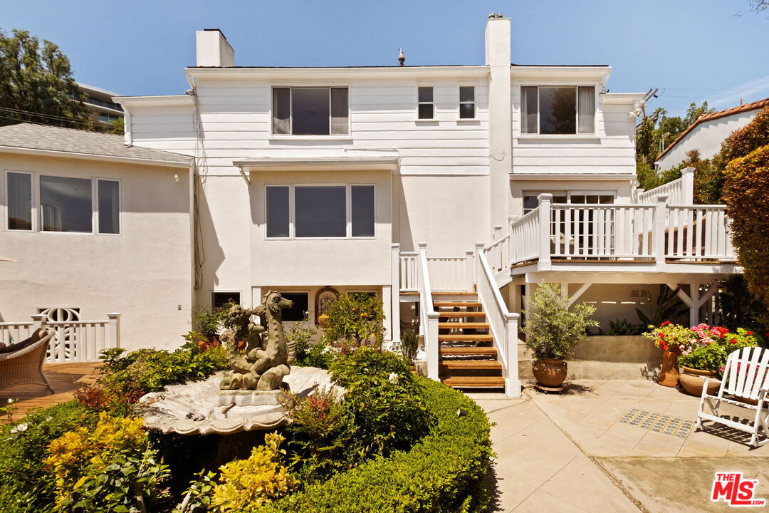 1540 Sunset Plaza Dr