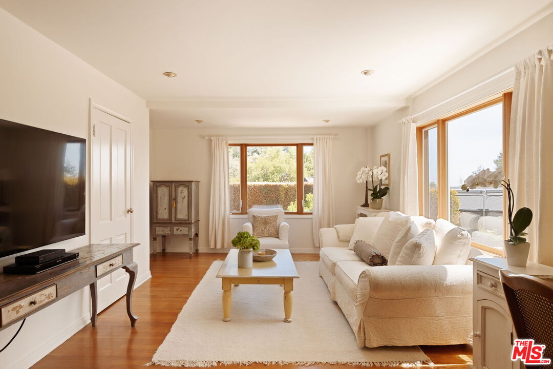 1540 Sunset Plaza Dr