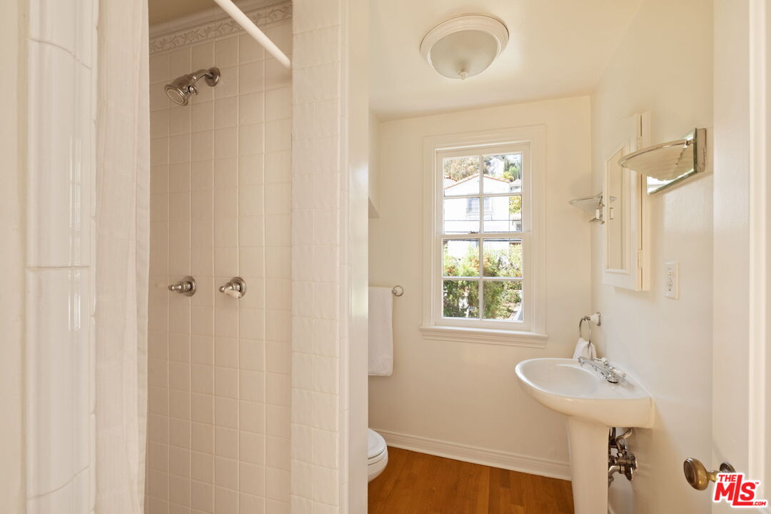 1540 Sunset Plaza Dr