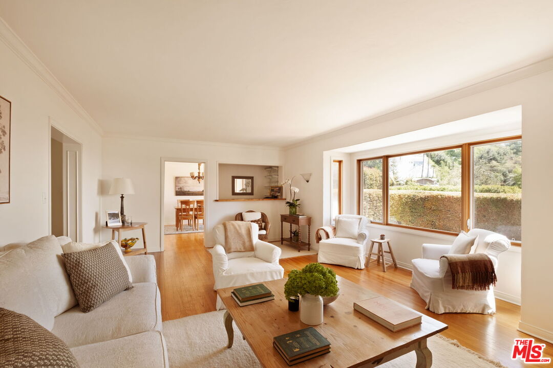 1540 Sunset Plaza Dr