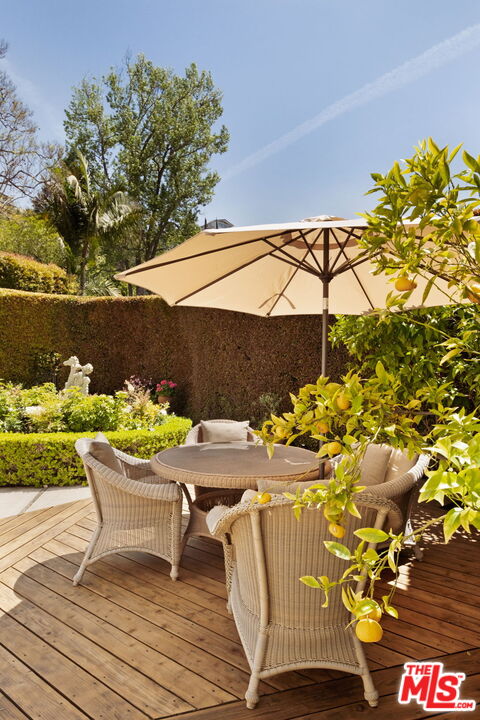 1540 Sunset Plaza Dr