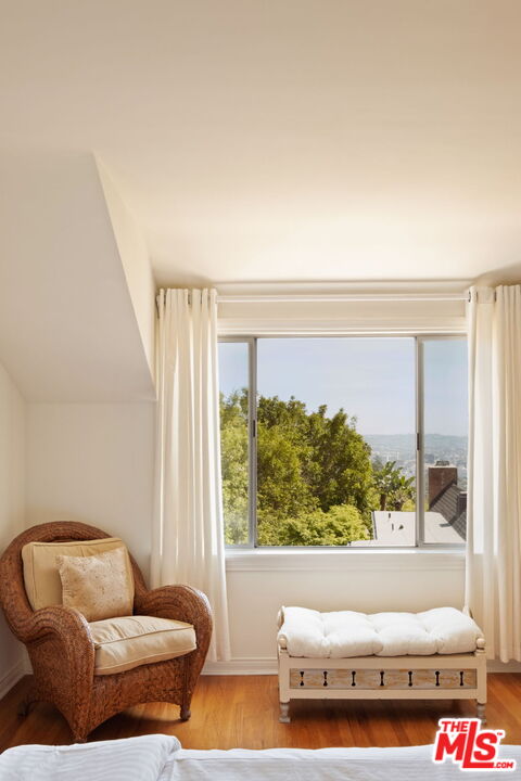 1540 Sunset Plaza Dr