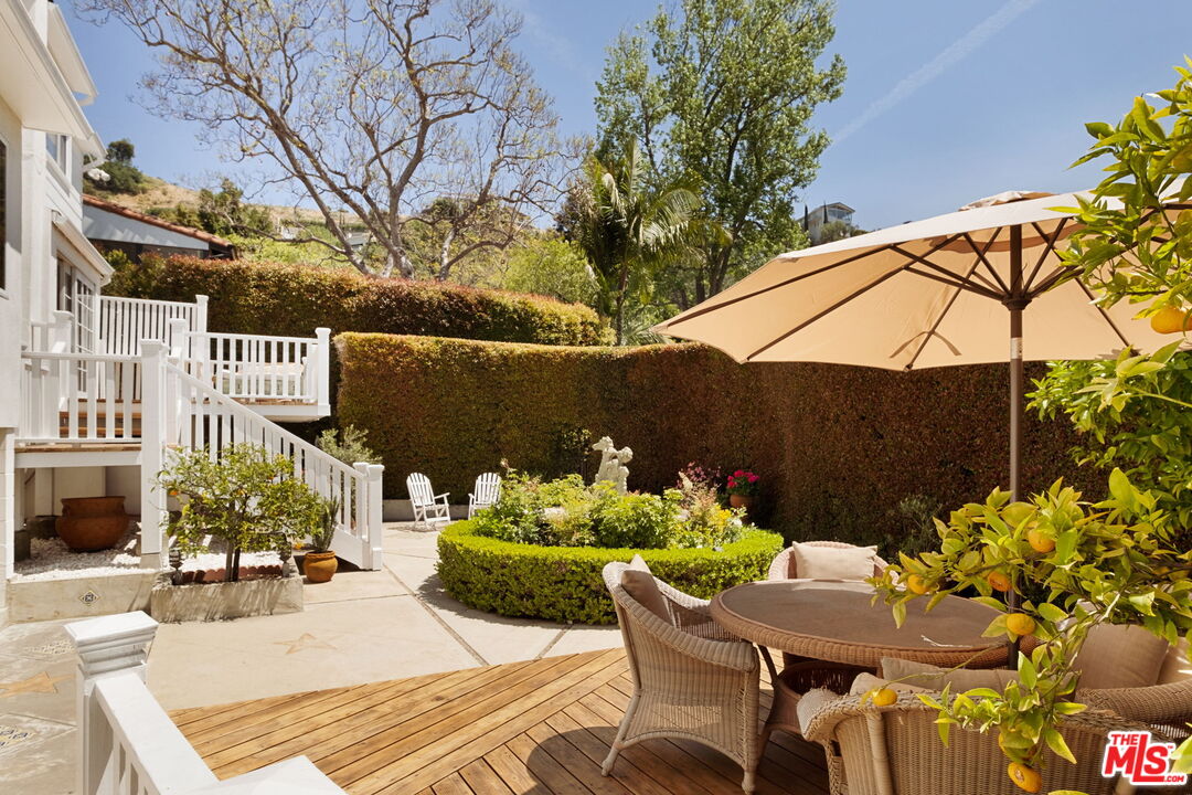 1540 Sunset Plaza Dr