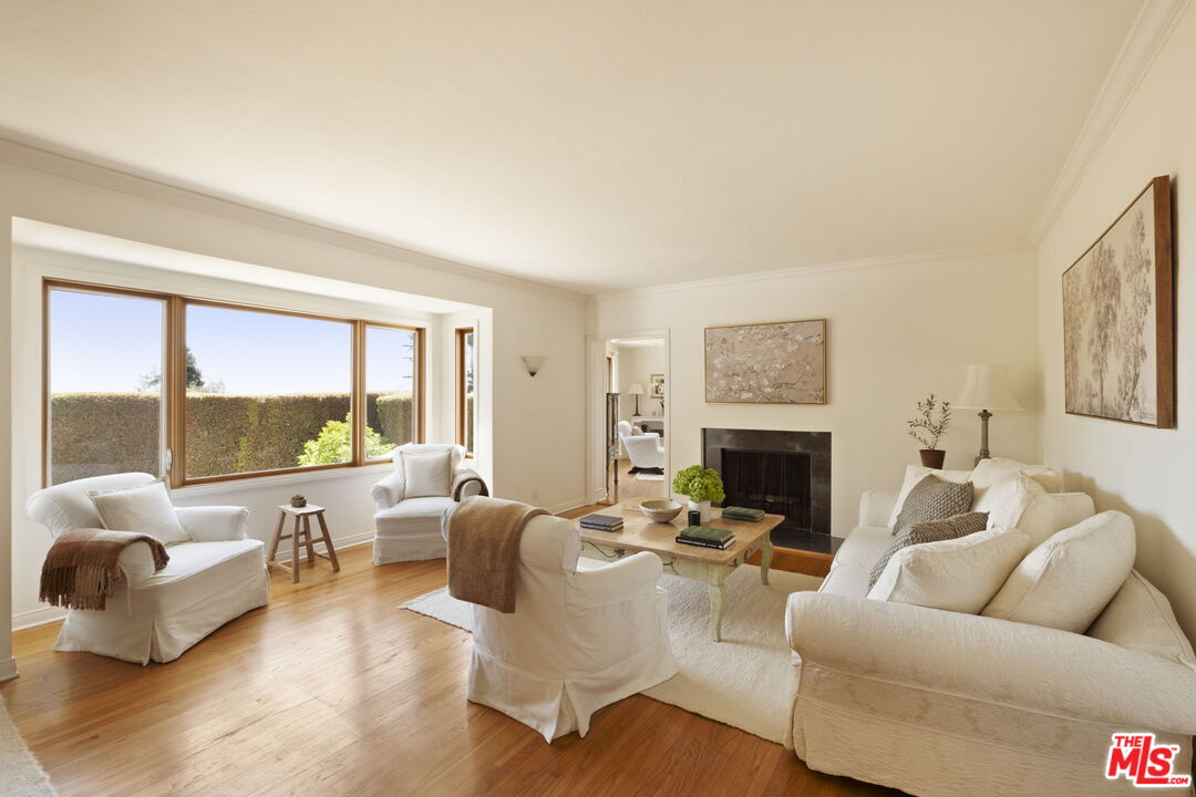 1540 Sunset Plaza Dr