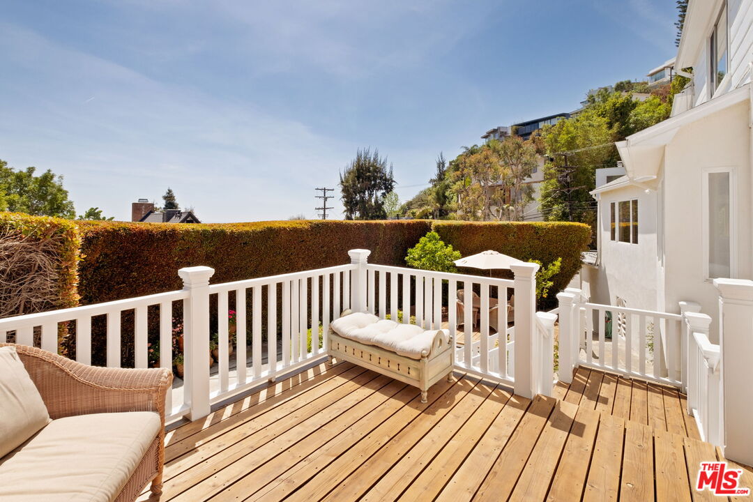 1540 Sunset Plaza Dr