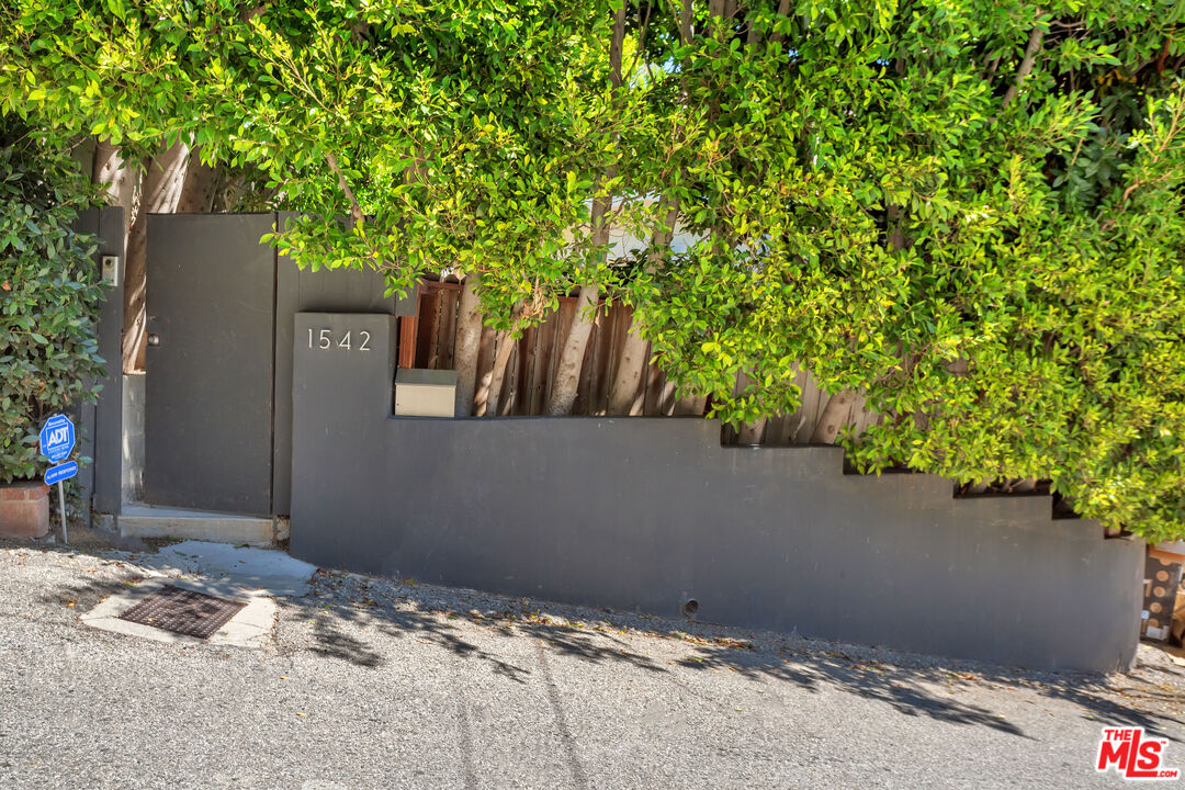 1542 Marmont Ave