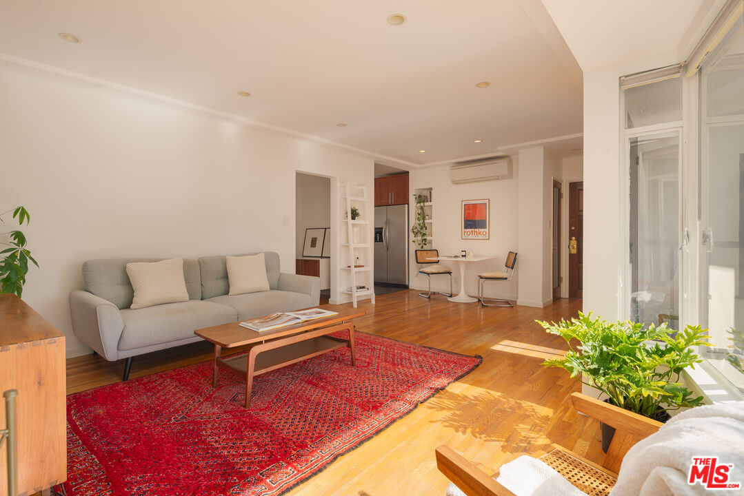 1318 N Crescent Heights Blvd Unit: 211