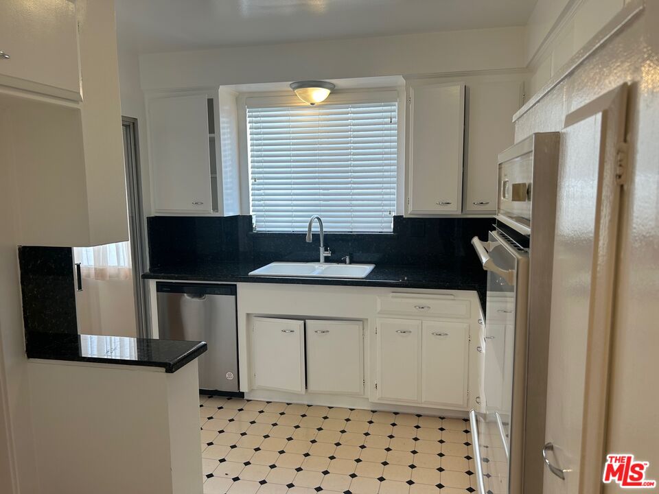 237 N Almont Dr Unit: 303