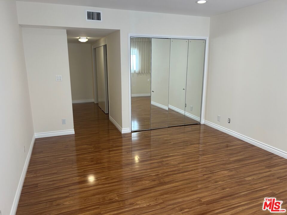 237 N Almont Dr Unit: 303