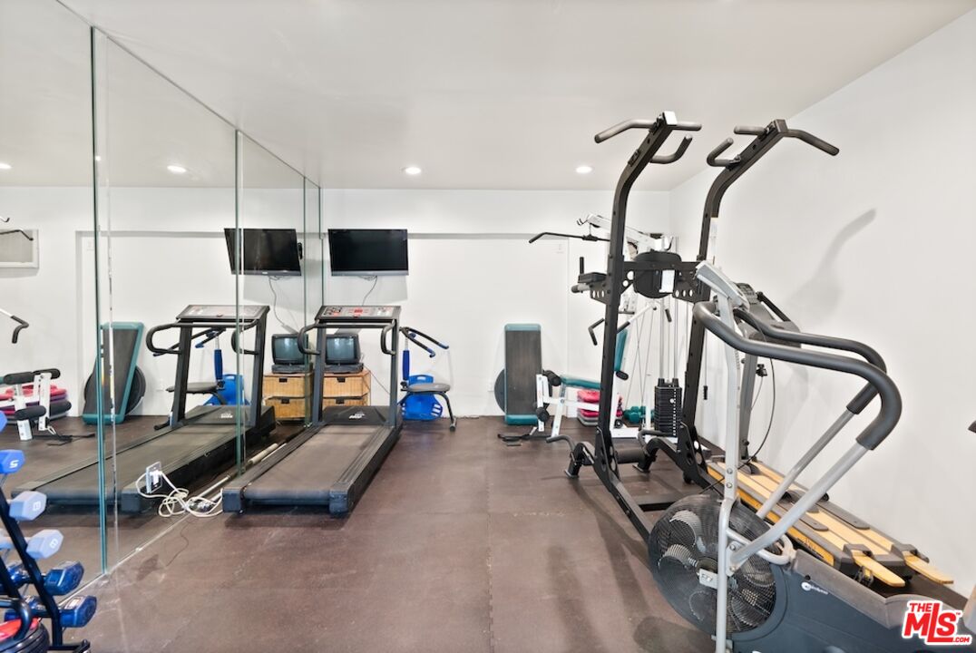837 Lincoln Blvd Unit: 6