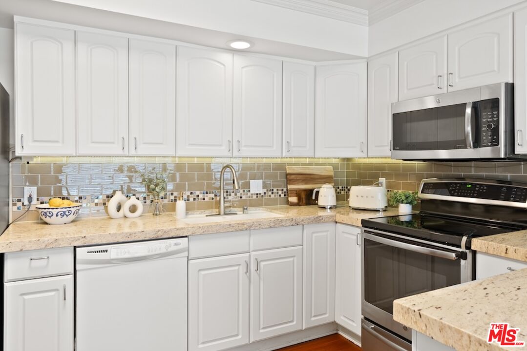 837 Lincoln Blvd Unit: 6