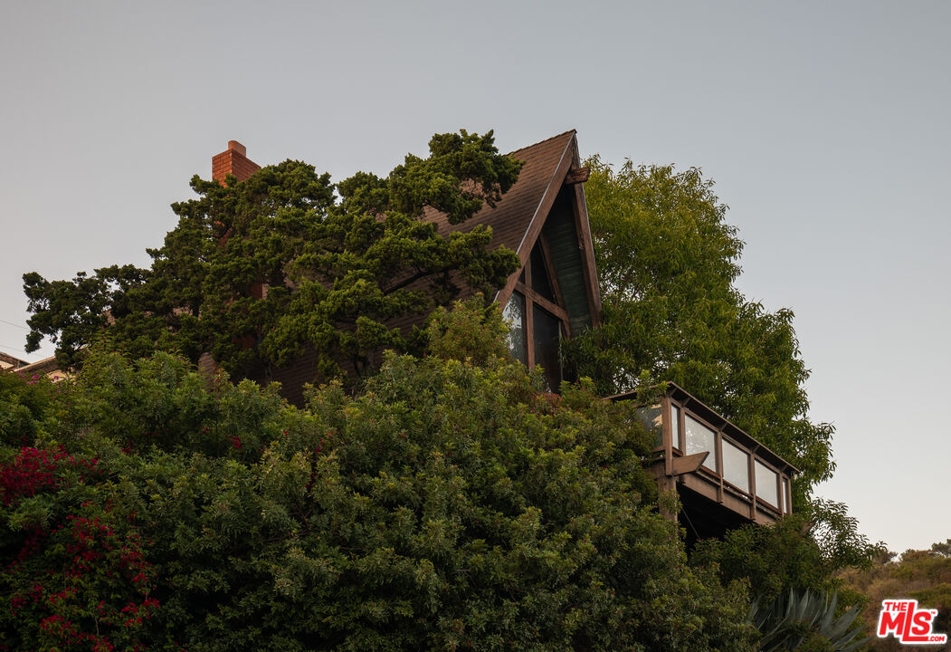 6105 Mulholland Hwy