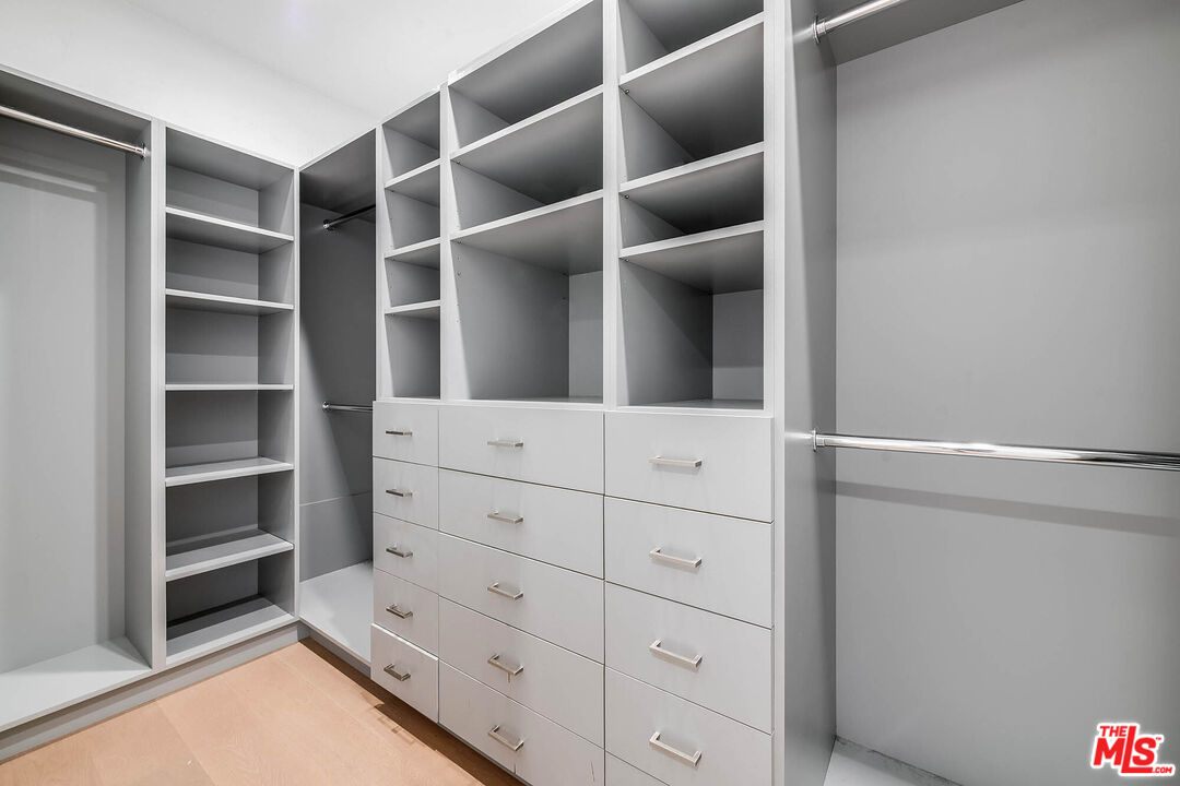 2307 Fox Hills Dr Unit: 203