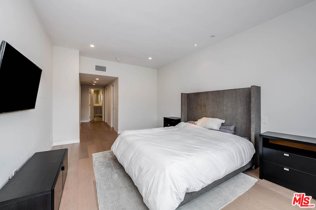 2307 Fox Hills Dr Unit: 203