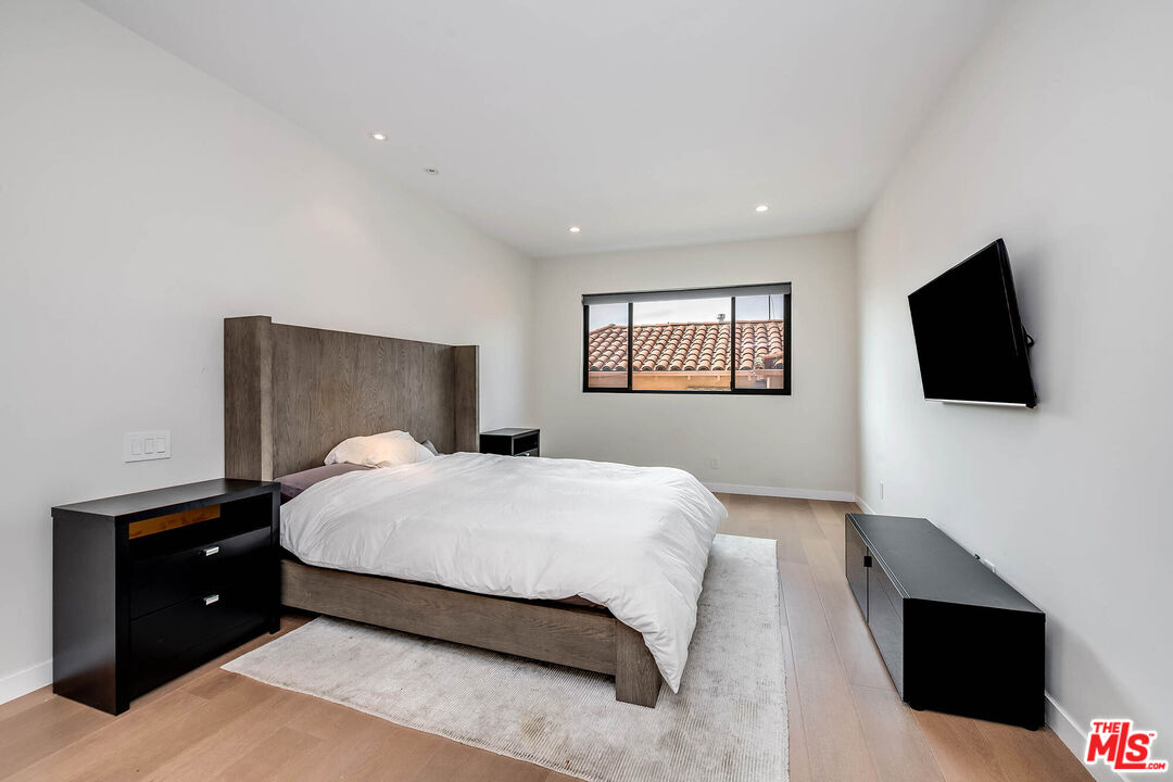 2307 Fox Hills Dr Unit: 203